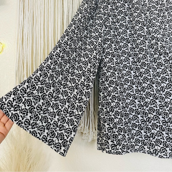 A.L.C. Floral Wide Sleeve Silk Wrap Blouse Size 4 White Black V-Neck - Picture 4 of 8